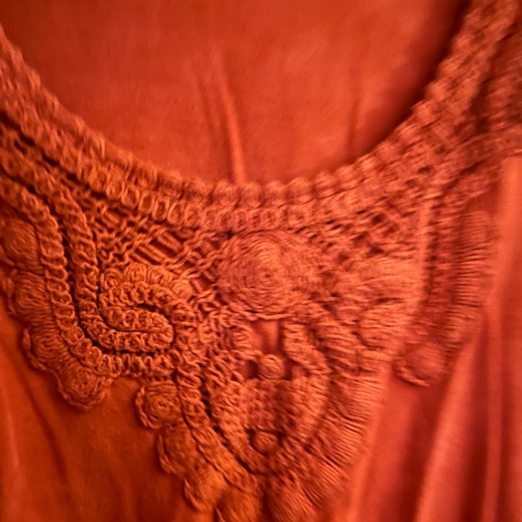 💎Embroidered Rust Top💎 - Picture 3 of 6